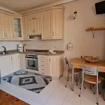 Paradise Court 1 Bedroom With Pool, Апартаменти Адехе