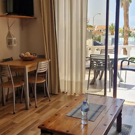 Апартаменти Paradise Court 1 Bedroom With Pool,