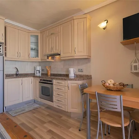 Paradise Court 1 Bedroom With Pool, Апартаменти *