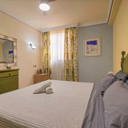 Paradise Court 1 Bedroom With Pool, Апартаменти Адехе